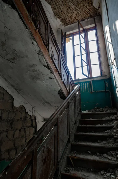 ウクライナの放棄された都市戦争で人々のいない破壊された家の中で — ストック写真