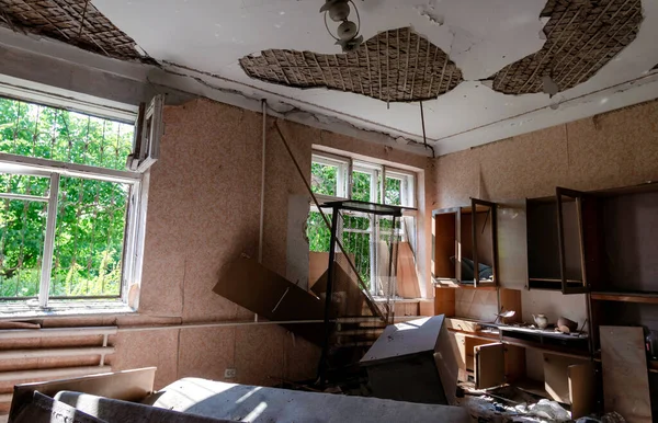 Egy Lerombolt Házban Emberek Nélkül Egy Elhagyatott Városi Háborúban Ukrajnában — Stock Fotó