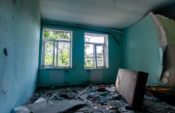 Egy Lerombolt Házban Emberek Nélkül Egy Elhagyatott Városi Háborúban Ukrajnában — Stock Fotó
