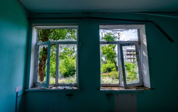 Ventana Vacía Una Casa Destruida Durante Guerra Ucrania —  Fotos de Stock
