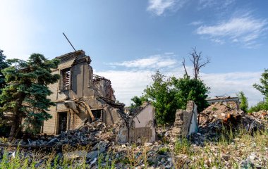 Ukrayna 'daki savaş sırasında şehirdeki evleri yakıp yıktılar.