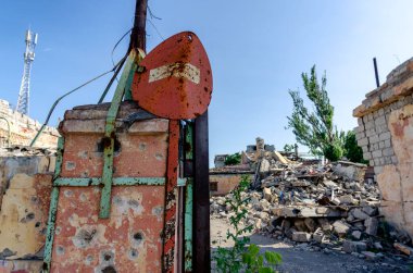 Ukrayna 'daki savaş sırasında şehirdeki evleri yakıp yıktılar.