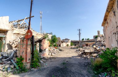 Ukrayna 'daki savaş sırasında şehirdeki evleri yakıp yıktılar.