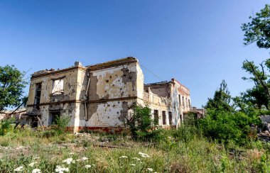 Ukrayna 'daki savaş sırasında şehirdeki evleri yakıp yıktılar.