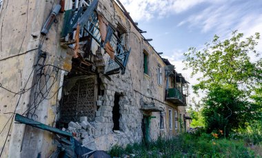 Ukrayna 'daki savaş sırasında şehirdeki evleri yakıp yıktılar.