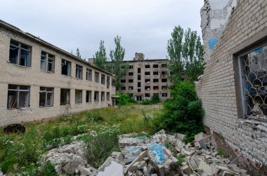 Ukrayna 'da harap olmuş bir okulda.
