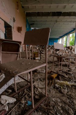 Ukrayna 'da harap olmuş bir okulda.