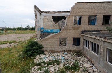 Ukrayna 'da harap olmuş bir okulda.