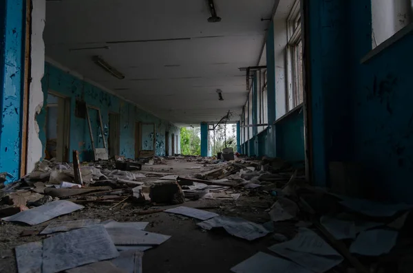 戦争で破壊された学校の中で — ストック写真