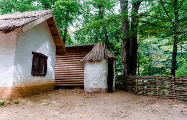 Tayland ormanında insanların olmadığı otantik bir bungalov.