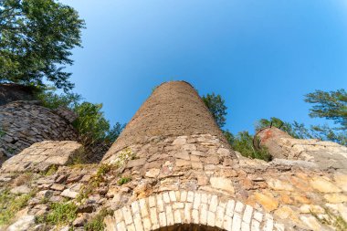 Ortaçağ 'dan kalma, ormanda insan olmayan bir kale.