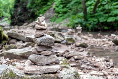 Tayland 'da ormandaki bir dağ nehrinin kıyısında taş piramit.