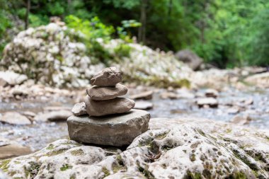 Tayland 'da ormandaki bir dağ nehrinin kıyısında taş piramit.