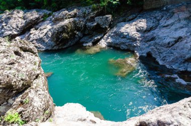 manzara dağ nehri ve kayalar Tayland 'da yeşil taze bitkilerle
