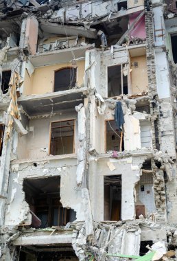 Ukrayna 'daki savaş sırasında şehirdeki evleri yakıp yıktılar.