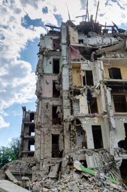 Ukrayna 'daki savaş sırasında şehirdeki evleri yakıp yıktılar.