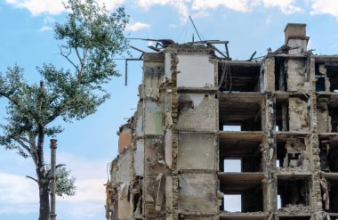 Ukrayna 'daki savaş sırasında şehirdeki evleri yakıp yıktılar.