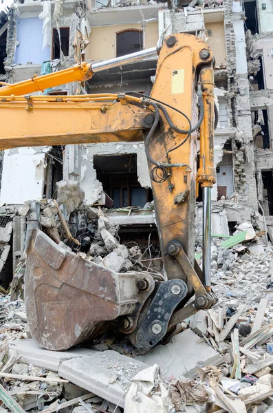 Ukrayna 'daki savaş sırasında şehirdeki evleri yakıp yıktılar.