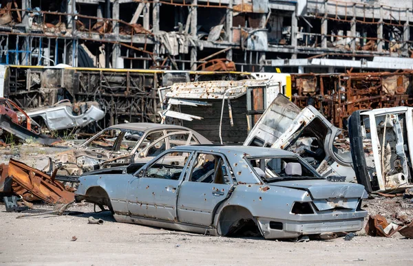 在与俄罗斯的战争中损坏和抢劫了乌克兰一个城市的汽车 — 图库照片