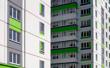 Ukrayna 'da insansız yeni modern evlerin ön cephesi ve boş pencereleri