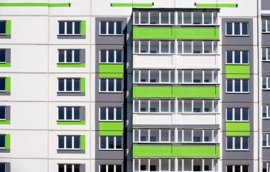 Ukrayna 'da insansız yeni modern evlerin ön cephesi ve boş pencereleri