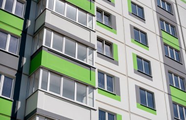 Ukrayna 'da insansız yeni modern evlerin ön cephesi ve boş pencereleri