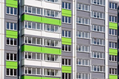 Ukrayna 'da insansız yeni modern evlerin ön cephesi ve boş pencereleri