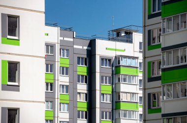 Ukrayna 'da insansız yeni modern evlerin ön cephesi ve boş pencereleri