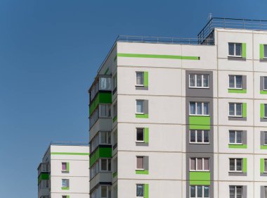 Ukrayna 'da insansız yeni modern evlerin ön cephesi ve boş pencereleri