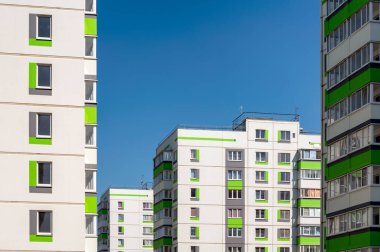 Ukrayna 'da insansız yeni modern evlerin ön cephesi ve boş pencereleri