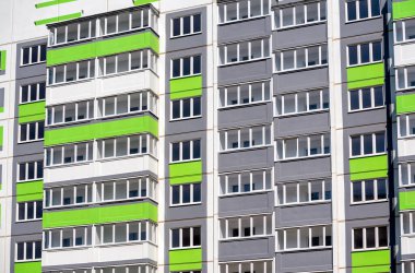 Ukrayna 'da insansız yeni modern evlerin ön cephesi ve boş pencereleri