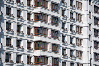 Ukrayna 'da insansız yeni modern evlerin ön cephesi ve boş pencereleri