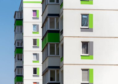 Ukrayna 'da insansız yeni modern evlerin ön cephesi ve boş pencereleri