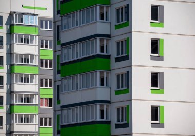 Ukrayna 'da insansız yeni modern evlerin ön cephesi ve boş pencereleri