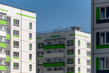 Ukrayna 'da insansız yeni modern evlerin ön cephesi ve boş pencereleri