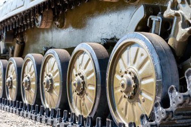 Ukrayna 'daki Kyiv savaşında şehir caddesinde askeri tank
