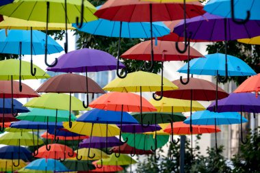 çok renkli şemsiyeler uçuyor ve soyut arka planda uçuyor.