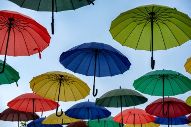 çok renkli şemsiyeler uçuyor ve soyut arka planda uçuyor.