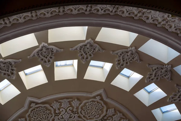Dôme Avec Décor Traditionnel Fenêtres Dans Fond Architectural Mosquée — Photo