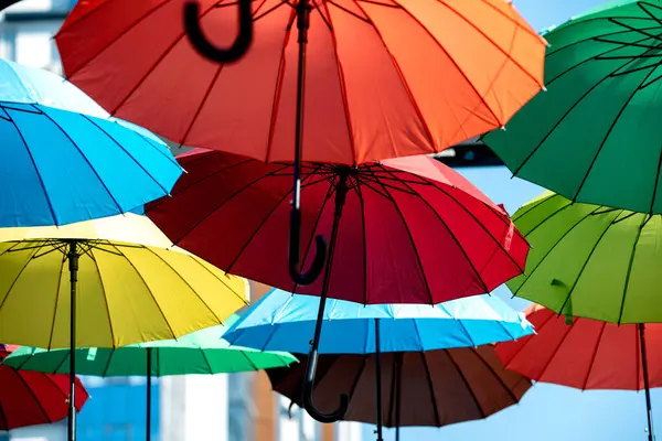 Много Красочных Зонтов Летать Зависать Городской Улице Абстрактного Фона — стоковое фото
