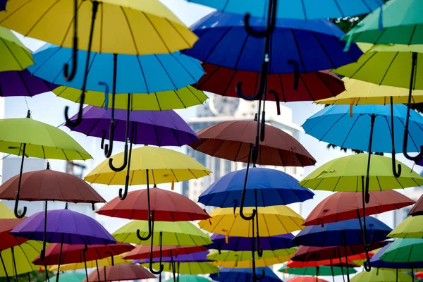 Много Красочных Зонтов Летать Зависать Городской Улице Абстрактного Фона — стоковое фото