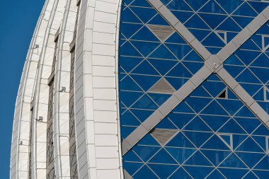 Mavi mimari arkaplan desenli modern bir binanın duvarı.