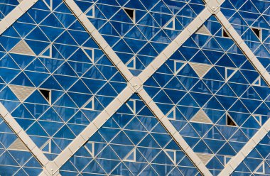 Mavi mimari arkaplan desenli modern bir binanın duvarı.