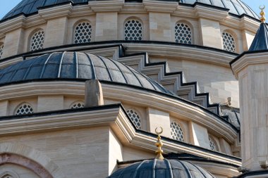 Grozny Çeçenistan Rusya 'sında saati olan uzun, modern bir gökdelen.