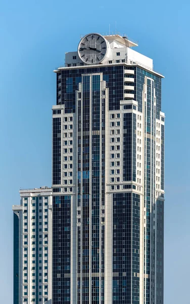 俄罗斯格罗兹尼的一座高耸的现代摩天大楼 上面有一个时钟 — 图库照片