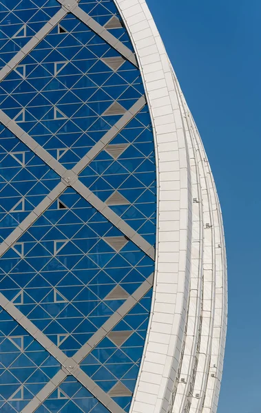 青の建築物の抽象的な背景パターンのグラデーションの現代的な建物の壁 — ストック写真