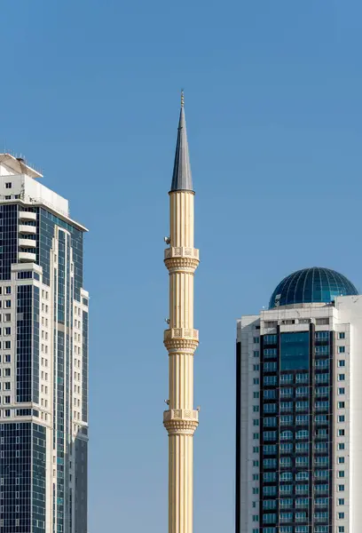 Minaret Mosquée Islamique Traditionnelle Grands Gratte Ciel Modernes Grozny Tchétchénie — Photo