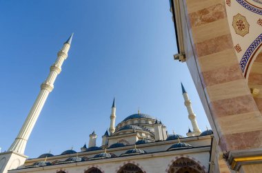 Grozny Çeçenistan Rusya 'daki geleneksel İslam camiinin minaresi