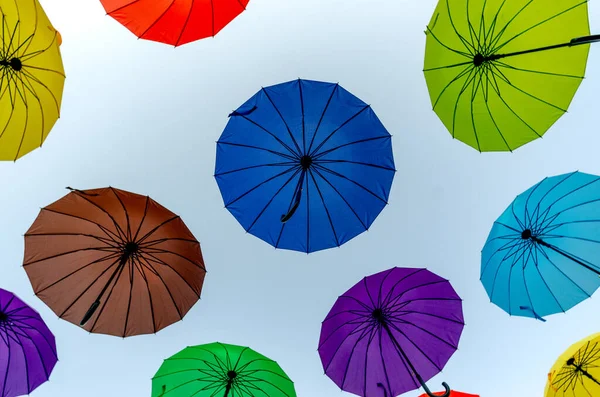 Nombreux Parasols Colorés Volent Planent Sur Fond Abstrait Rue Ville — Photo