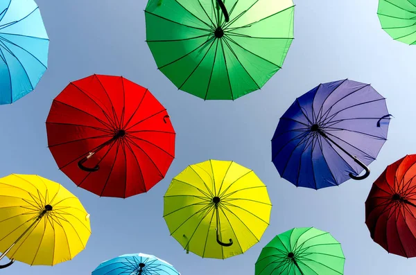 Många Färgglada Paraplyer Flyga Och Sväva Stadens Gata Abstrakt Bakgrund — Stockfoto